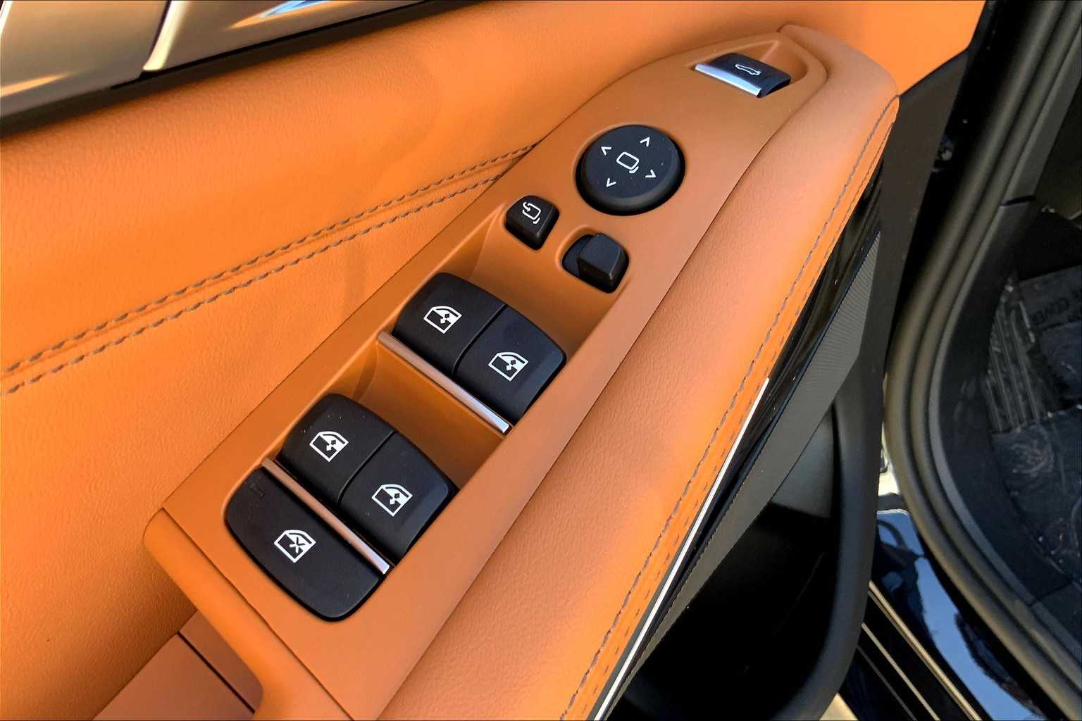 Vehicle image 15 of 19