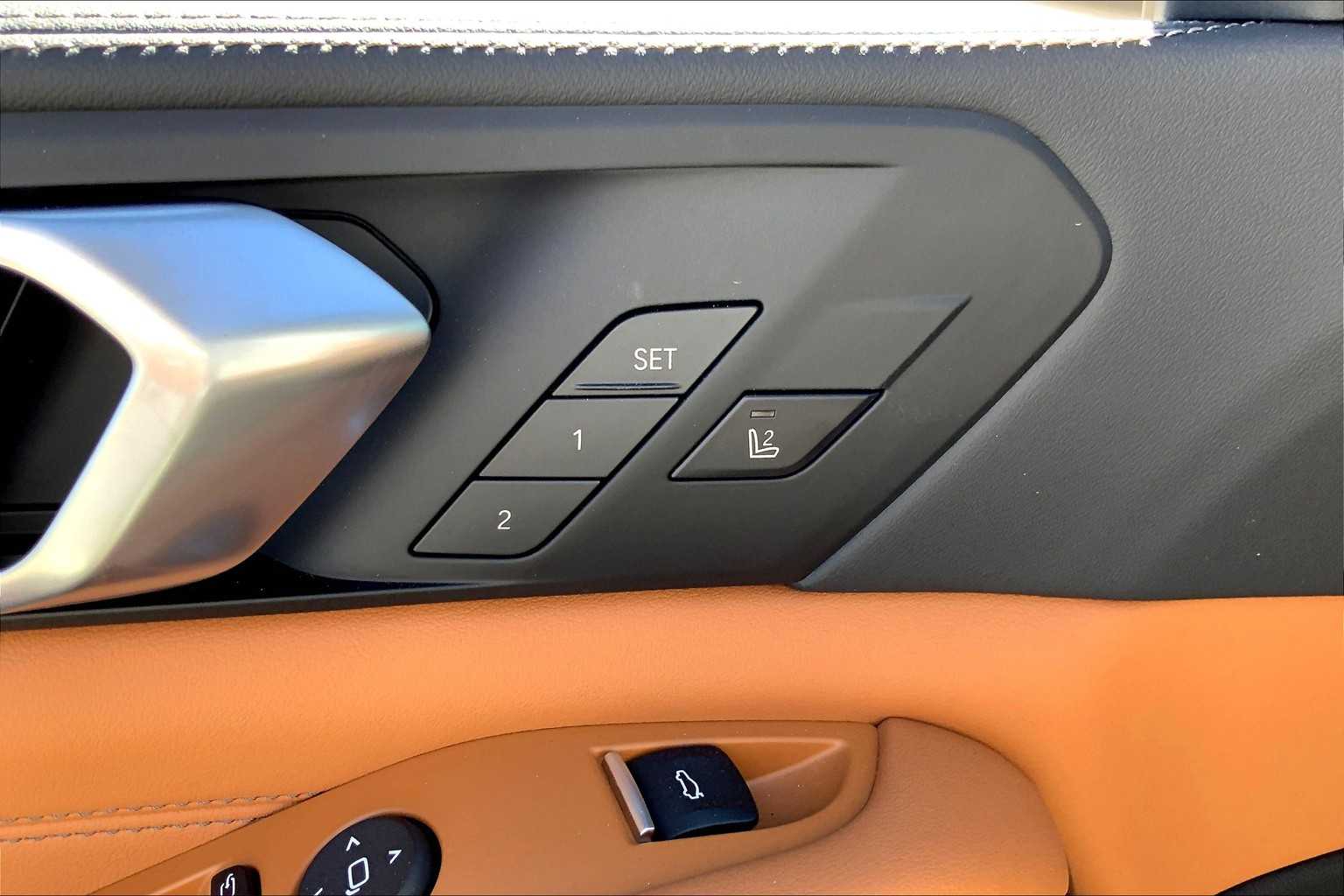 Vehicle image 16 of 19