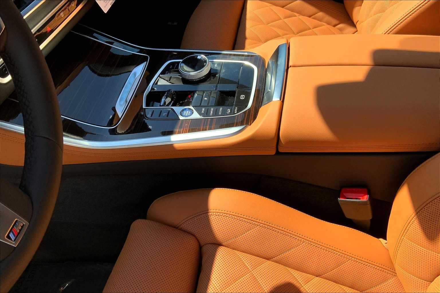 Vehicle image 7 of 19
