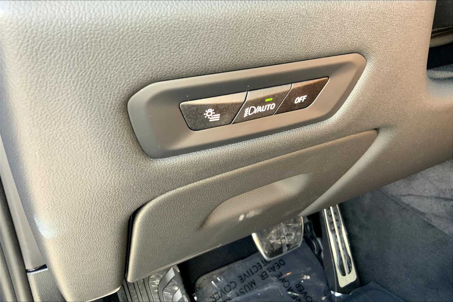 Vehicle image 17 of 19