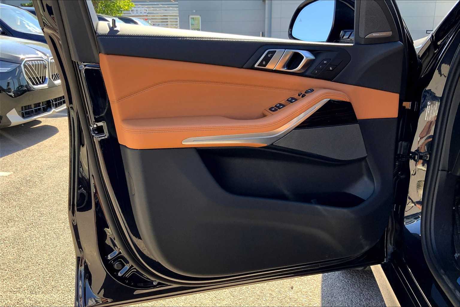 Vehicle image 10 of 19