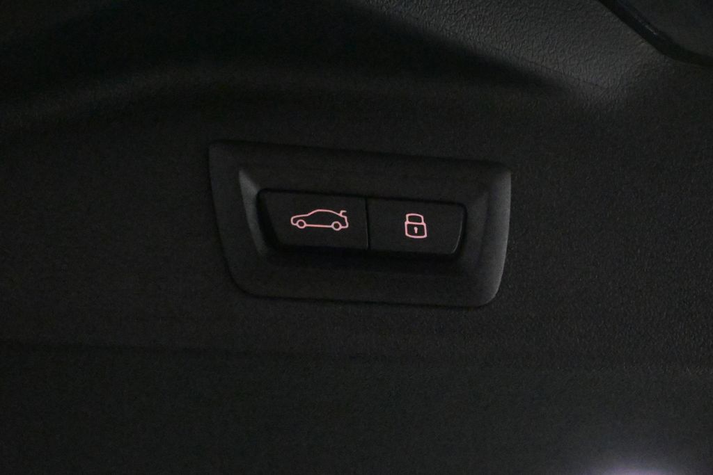 Vehicle image 32 of 42