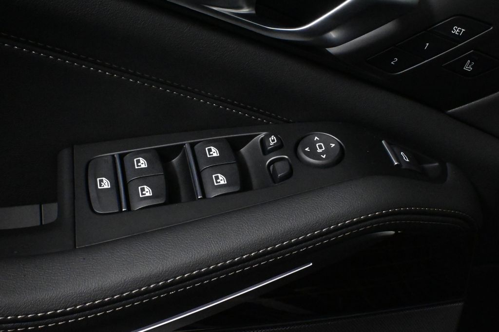 Vehicle image 33 of 42