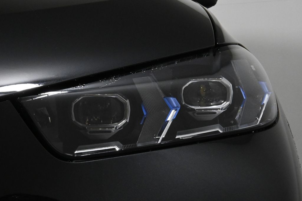 Vehicle image 37 of 42