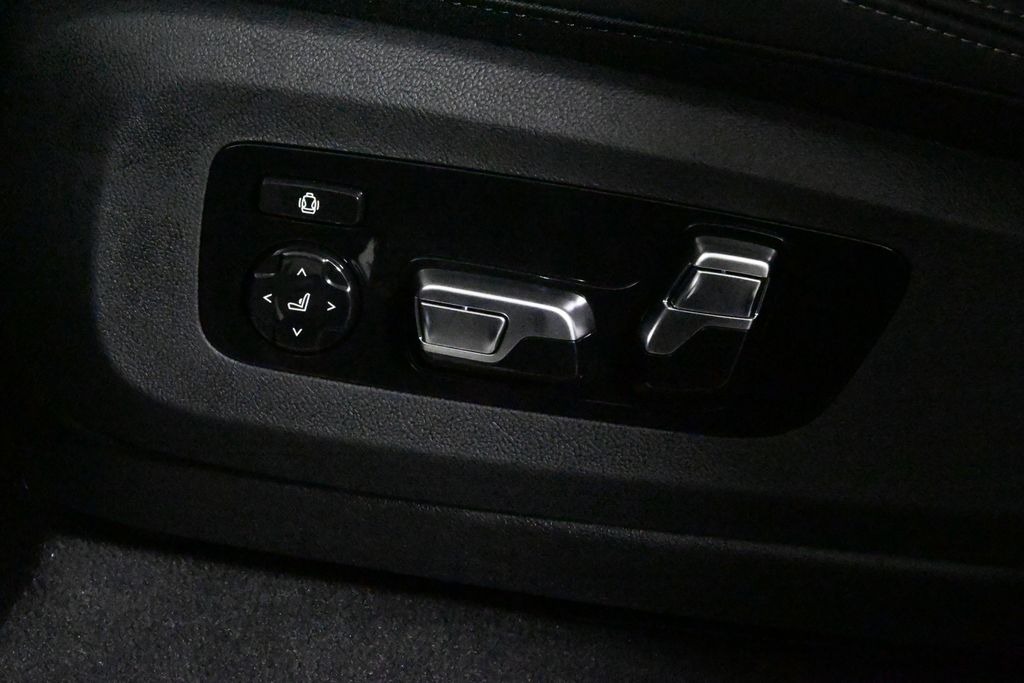 Vehicle image 39 of 42