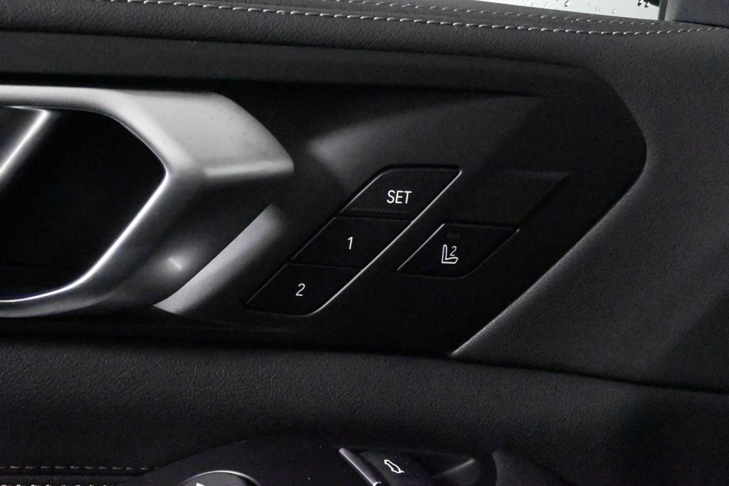 Vehicle image 31 of 42