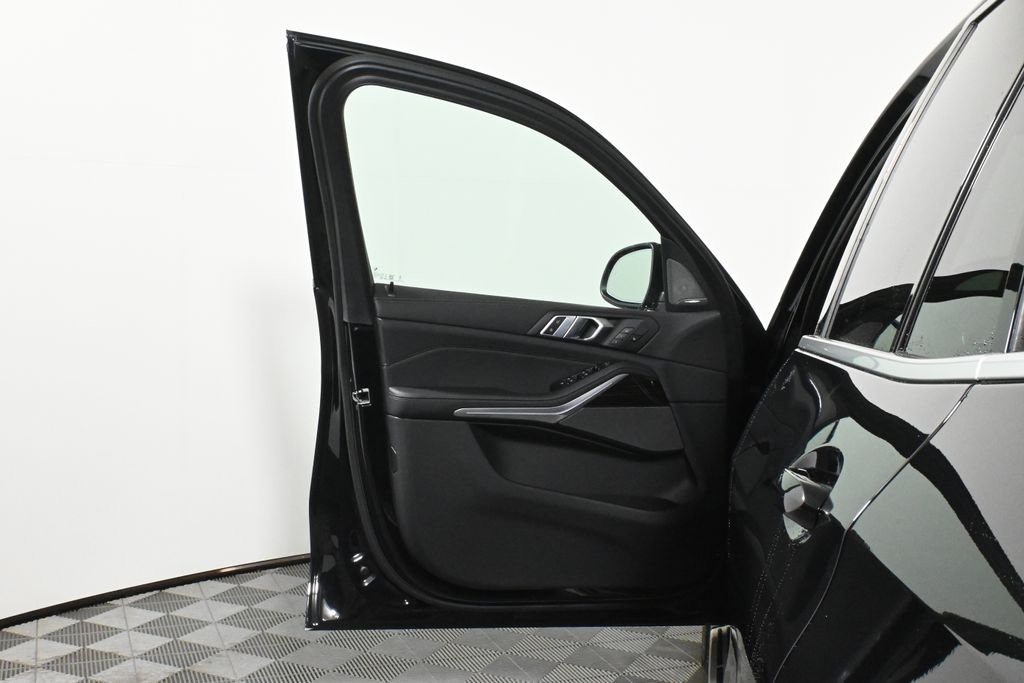 Vehicle image 16 of 42