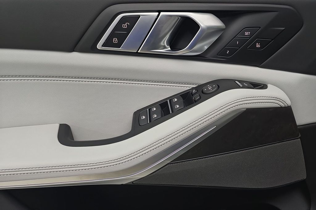 Vehicle image 21 of 31