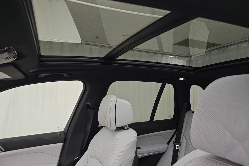 Vehicle image 16 of 31