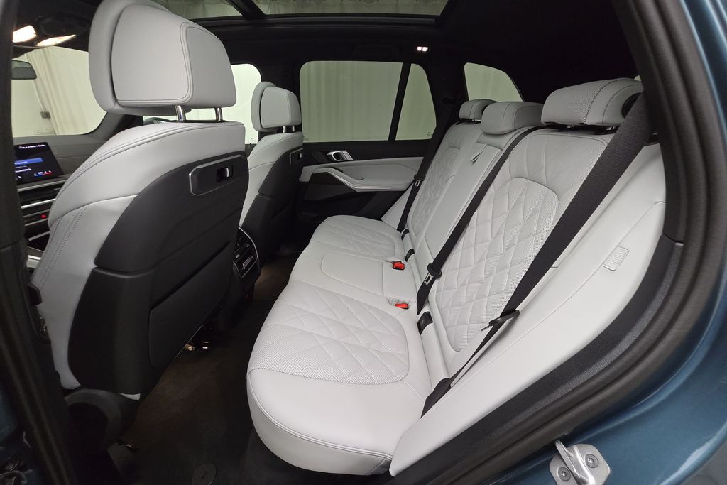 Vehicle image 26 of 31