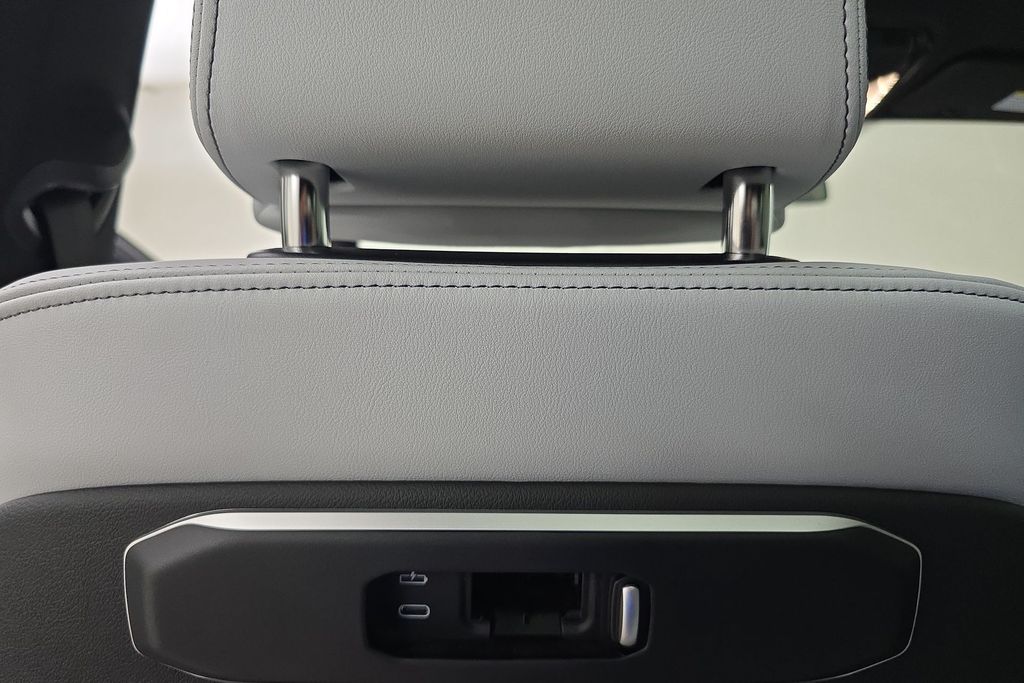 Vehicle image 23 of 31