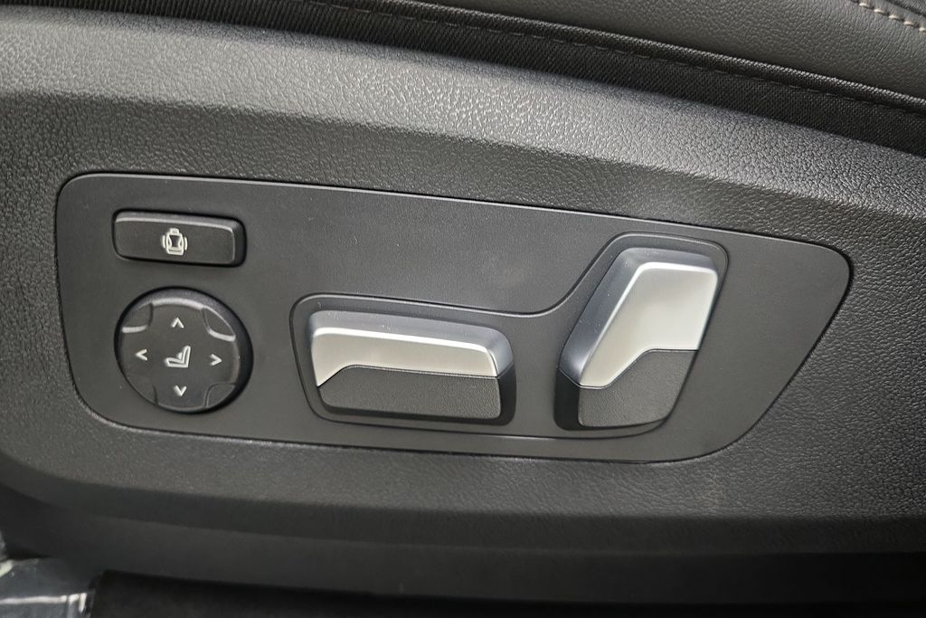 Vehicle image 13 of 31