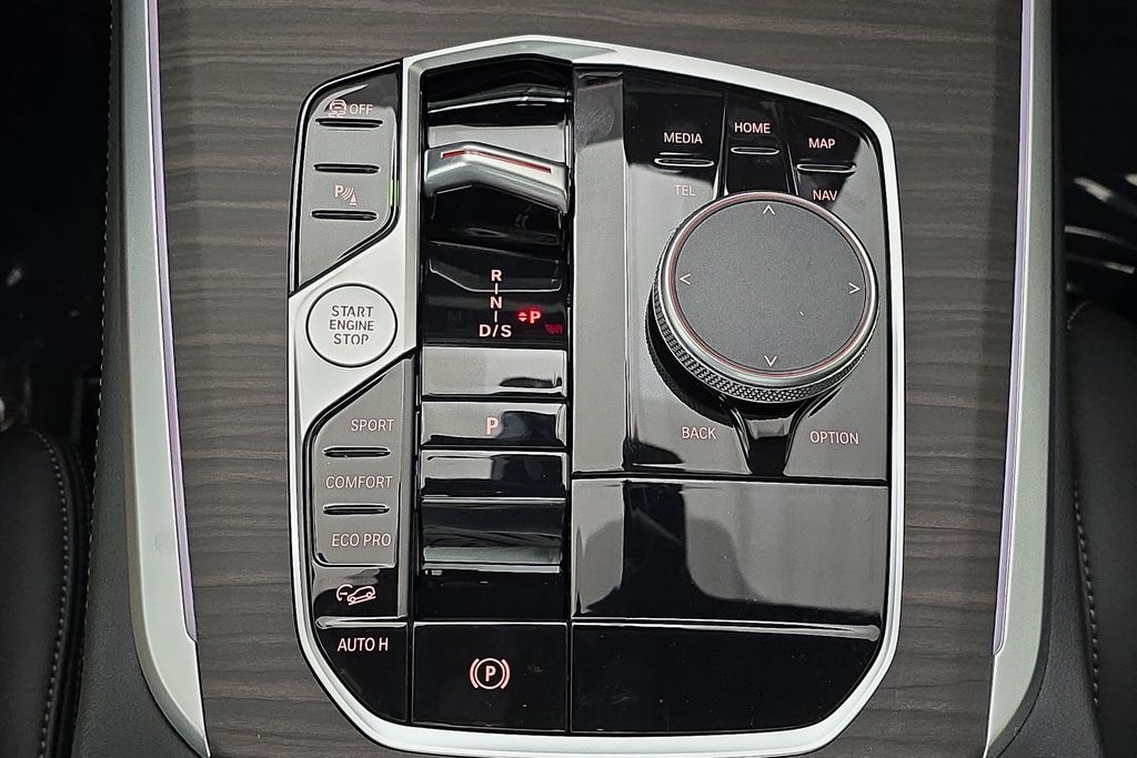Vehicle image 21 of 31