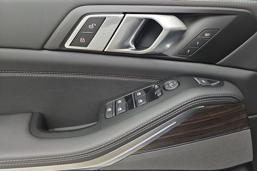 Vehicle image 14 of 31