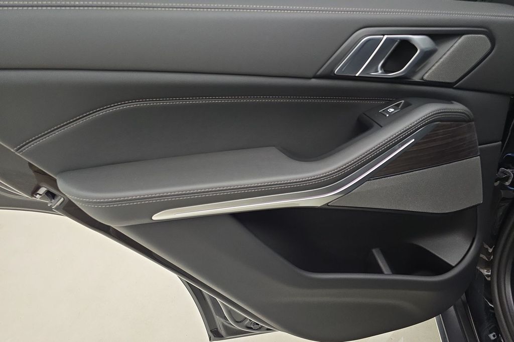 Vehicle image 27 of 31