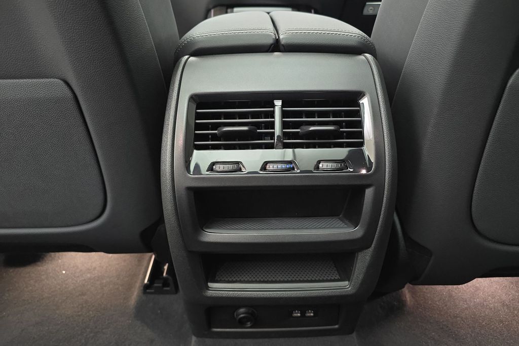 Vehicle image 25 of 31