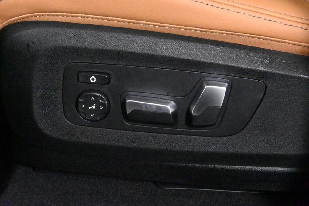 Vehicle image 28 of 45