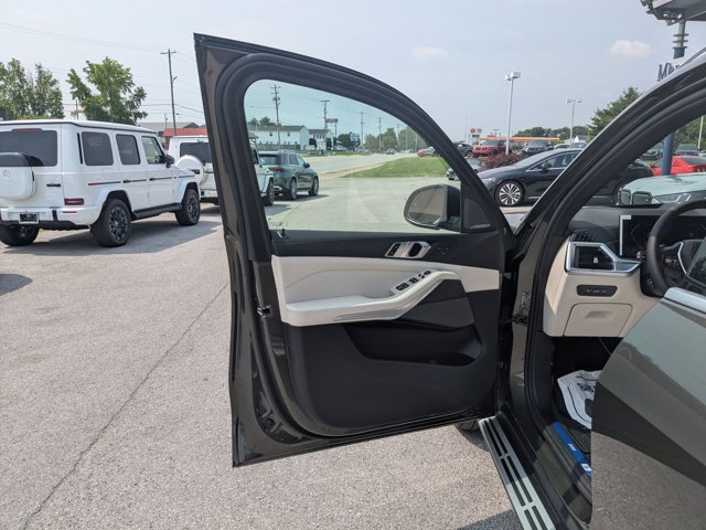 Vehicle image 10 of 38