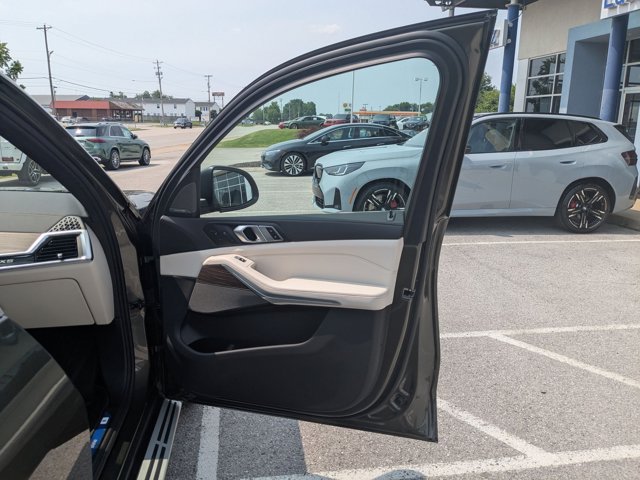 Vehicle image 34 of 38