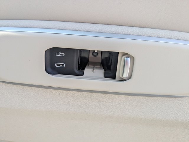 Vehicle image 33 of 38