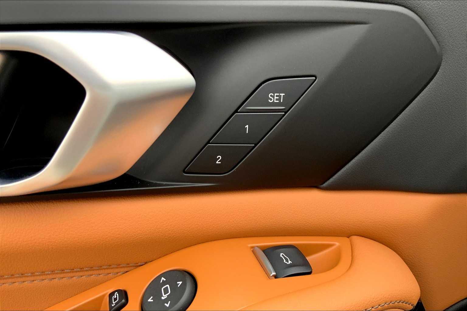 Vehicle image 17 of 20