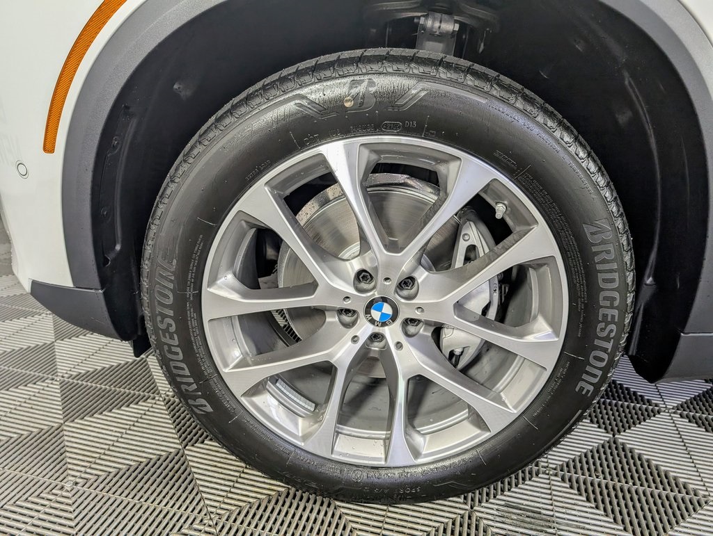 Vehicle image 10 of 58