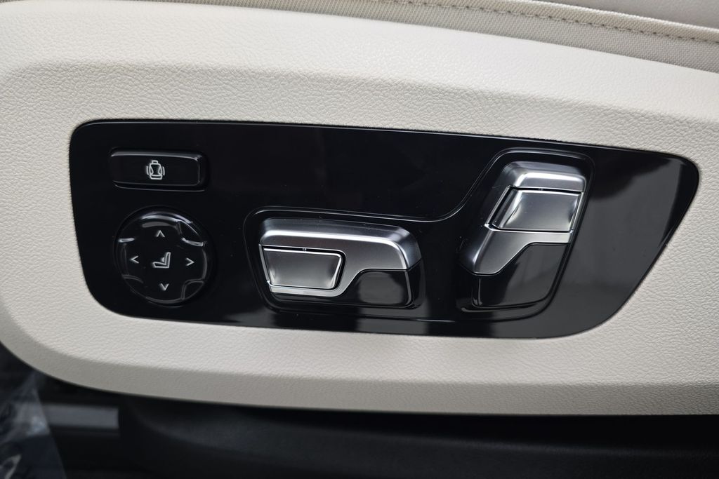 Vehicle image 13 of 32