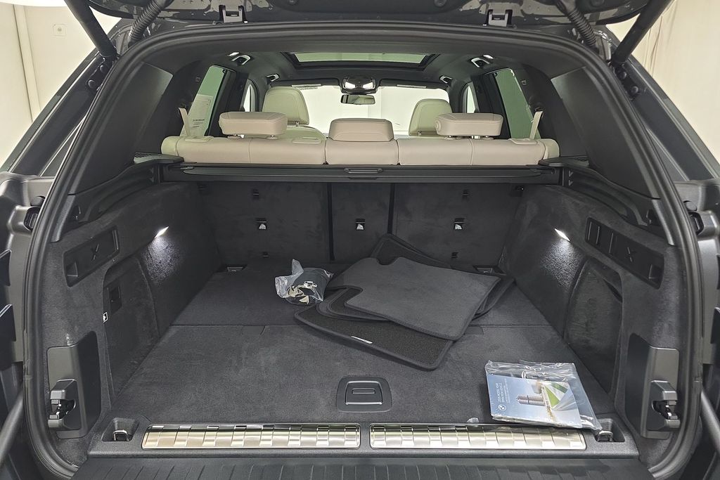 Vehicle image 29 of 32
