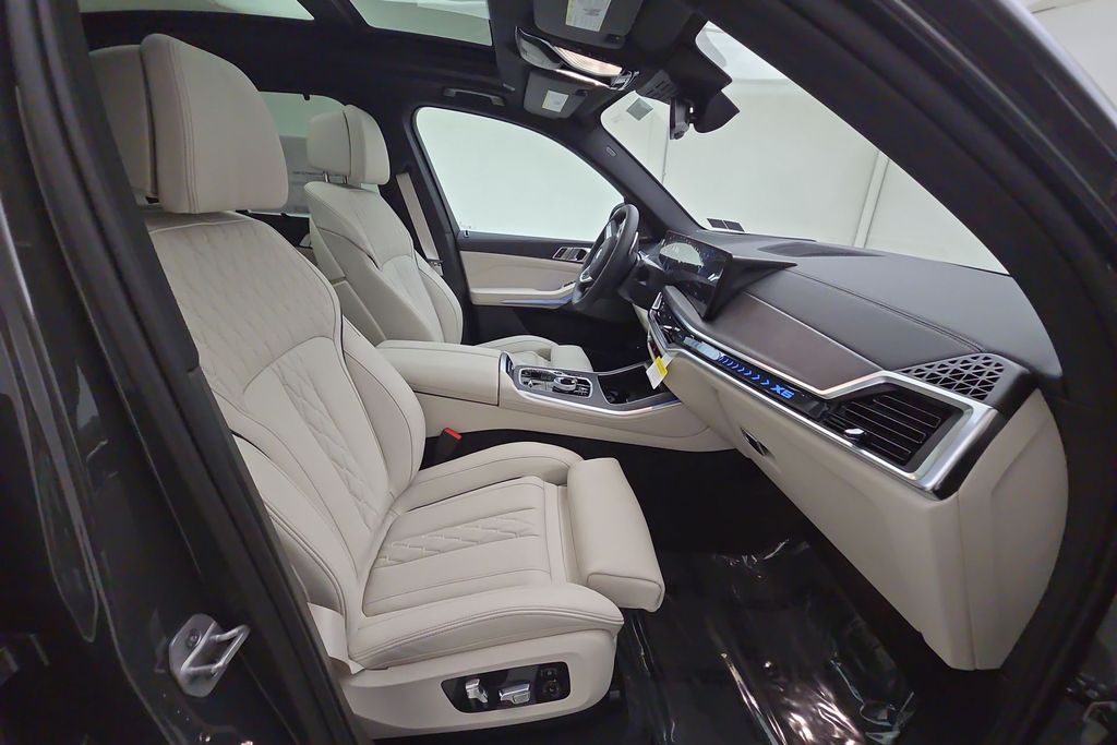 Vehicle image 31 of 32