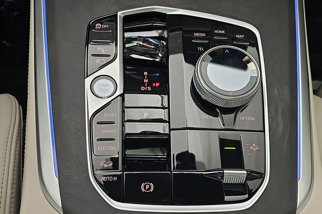 Vehicle image 21 of 32