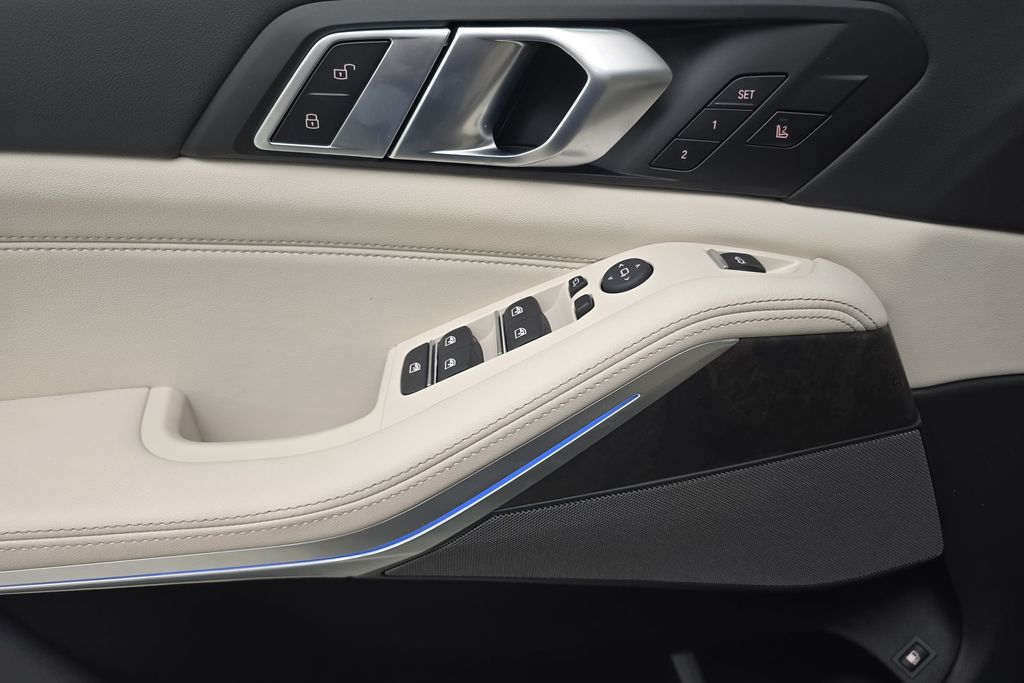 Vehicle image 14 of 32