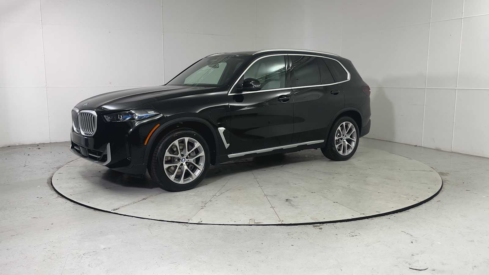 2026 BMW X5 xDrive50e Image 2 of 26