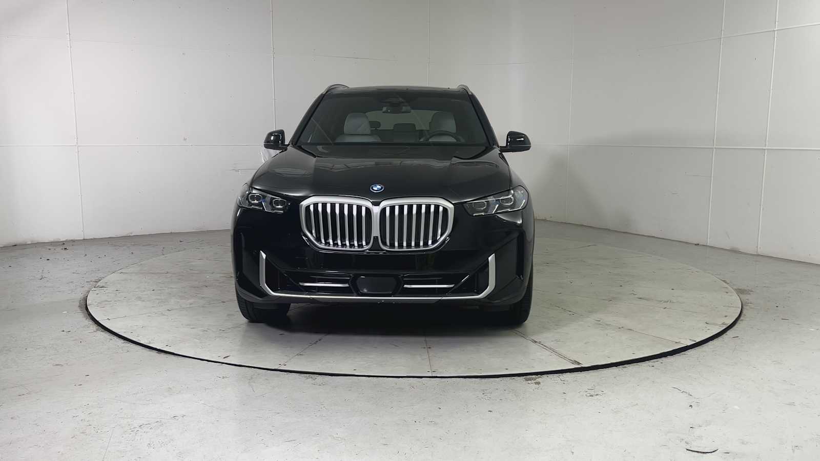 2026 BMW X5 xDrive50e Image 3 of 26