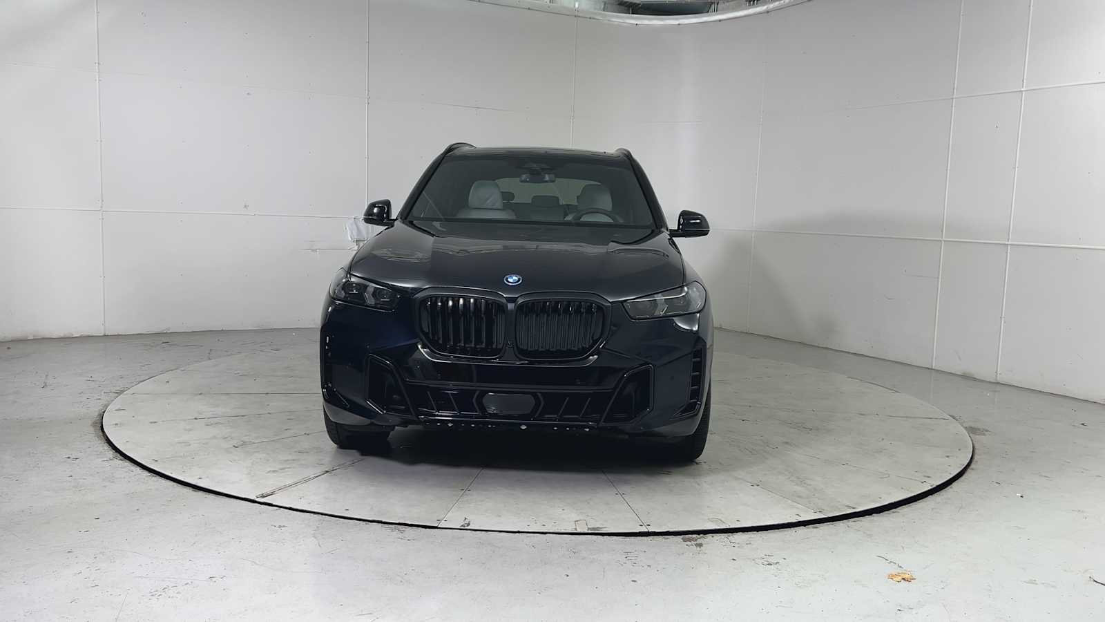 2026 BMW X5 xDrive50e Image 3 of 26