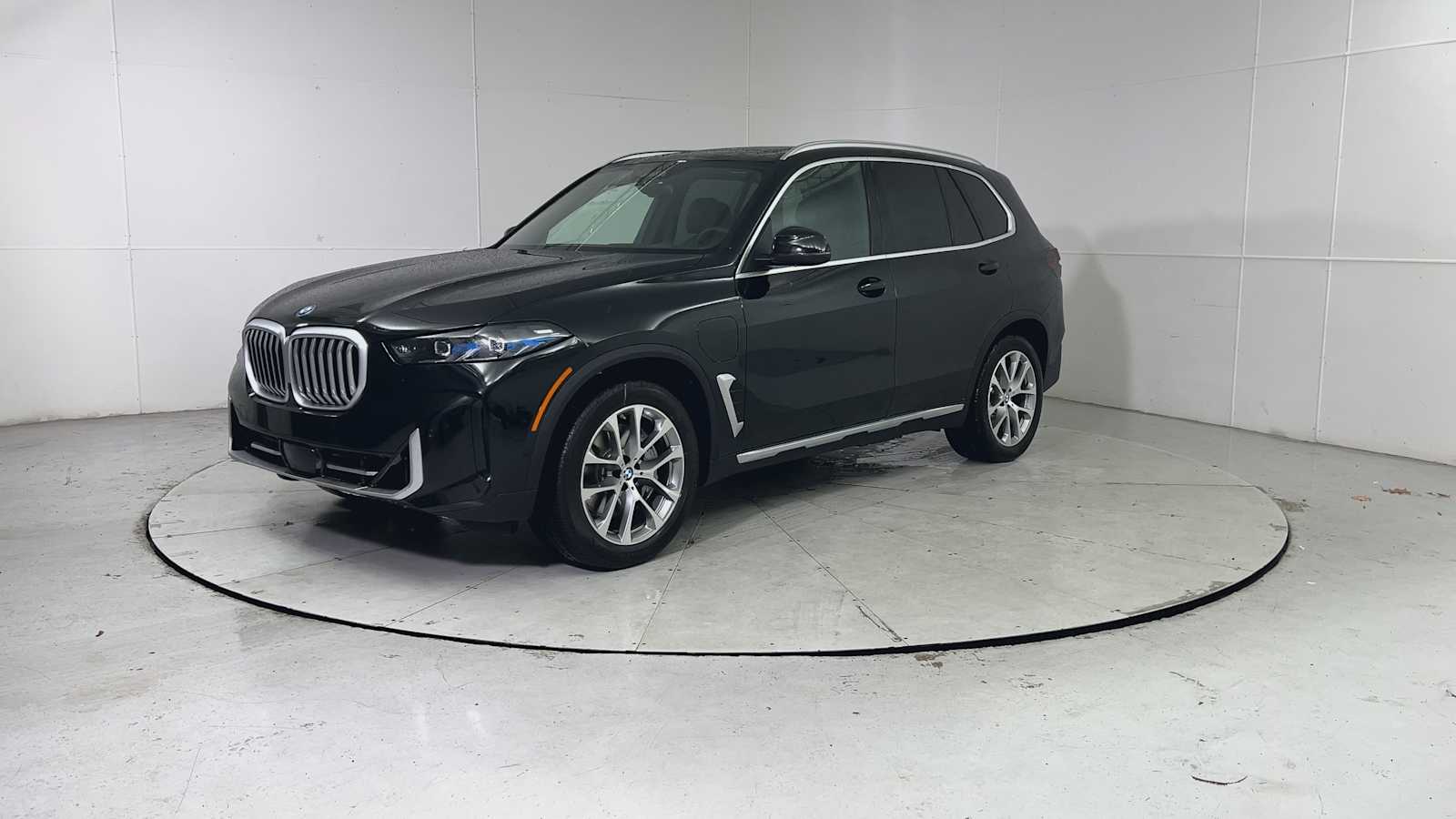 2026 BMW X5 xDrive50e Image 1 of 27