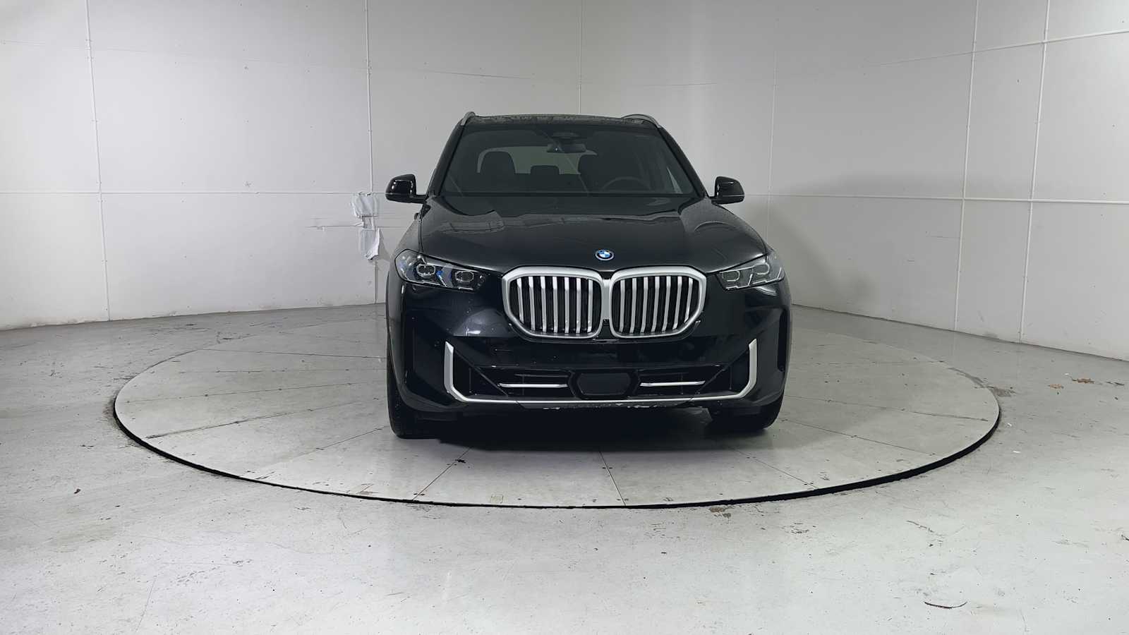 2026 BMW X5 xDrive50e Image 3 of 27