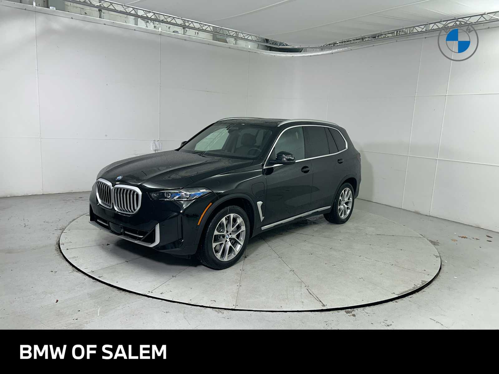 2026 BMW X5 xDrive50e Image 2 of 27