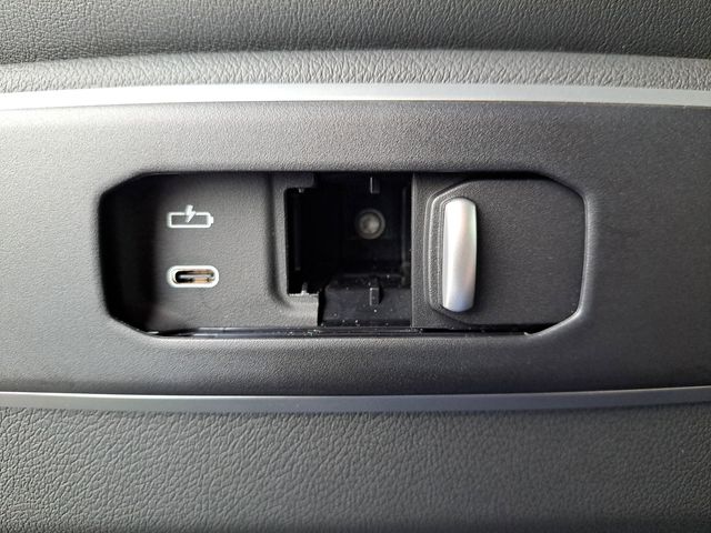 Vehicle image 31 of 37