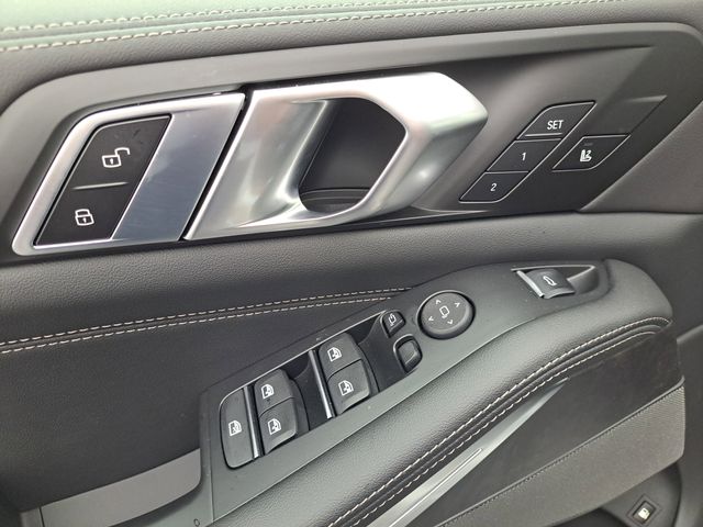 Vehicle image 23 of 37