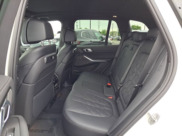 Vehicle image 33 of 37