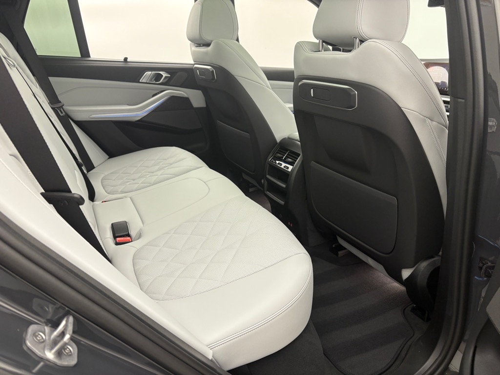 Vehicle image 7 of 8