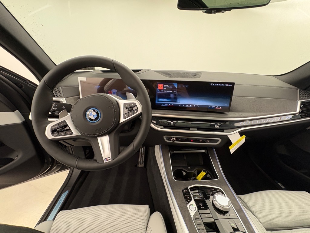 Vehicle image 5 of 8