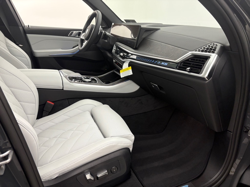 Vehicle image 6 of 8