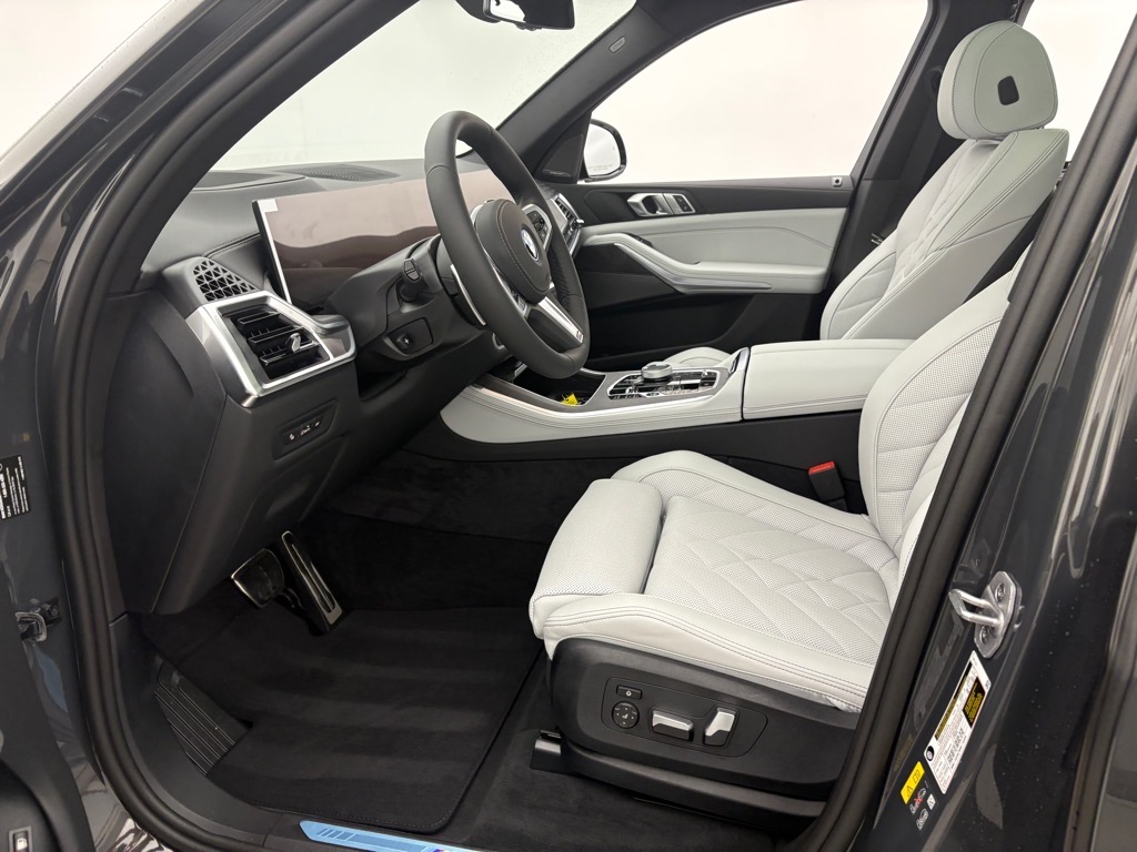 Vehicle image 4 of 8