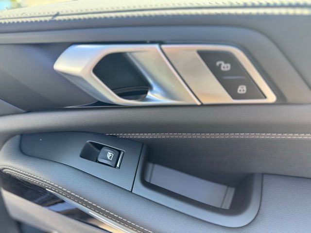 2026 BMW X5 xDrive50e Image 28 of 44