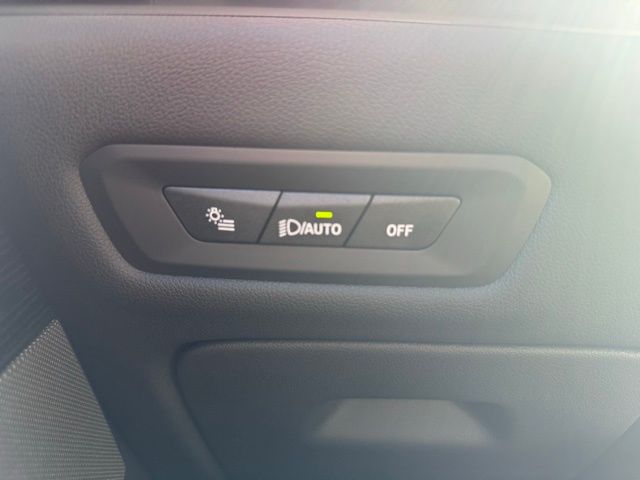 2026 BMW X5 xDrive50e Image 32 of 44