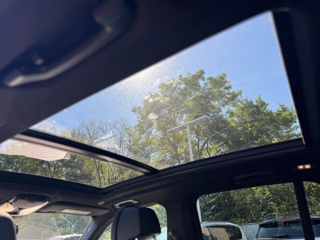 2026 BMW X5 xDrive50e Image 33 of 44