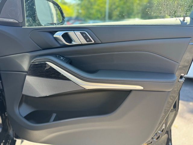 2026 BMW X5 xDrive50e Image 27 of 44