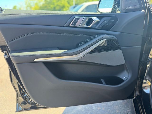 2026 BMW X5 xDrive50e Image 25 of 44