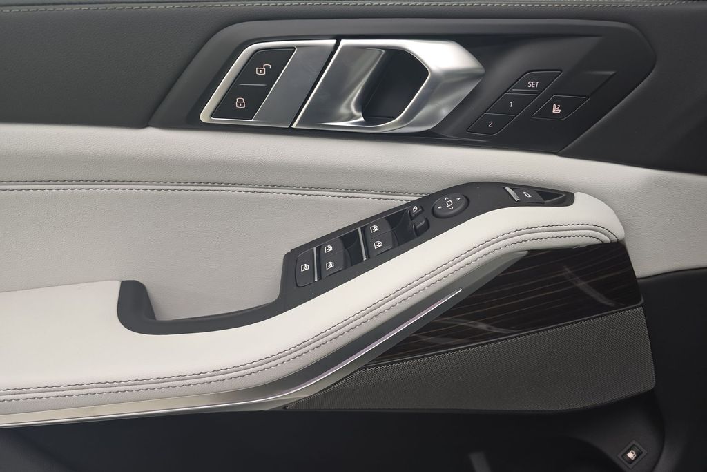 Vehicle image 14 of 31